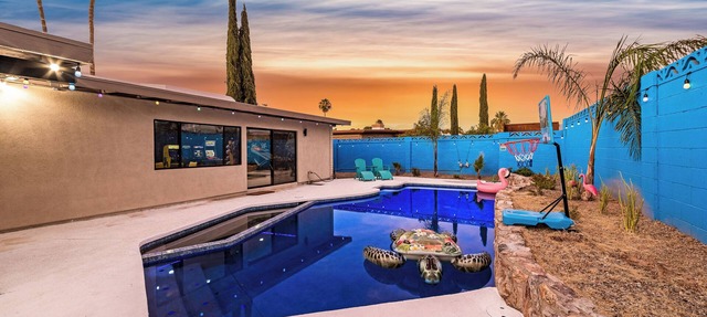 Game Room-Pool heated w/jacuzzi-Waffles-2 California King Beds-U of A 8 miles