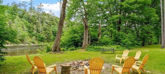 Game Room, Riverfront, Hot Tub, Sparkling Clean, 2-Acres "The Honeybee Cabin"