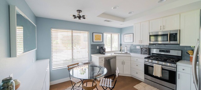 Gated 2BR/2BA - Views, hot tubs/pools and ping pong in a quiet community.