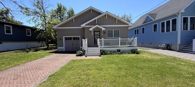 Geat home walking distance to shops and restaurants