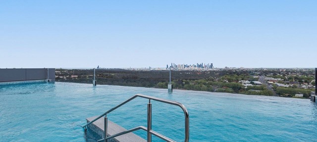 Generous 2-Bed Apartment with Great Amenities