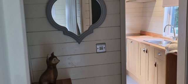 Glamping Hut - Riverview 4