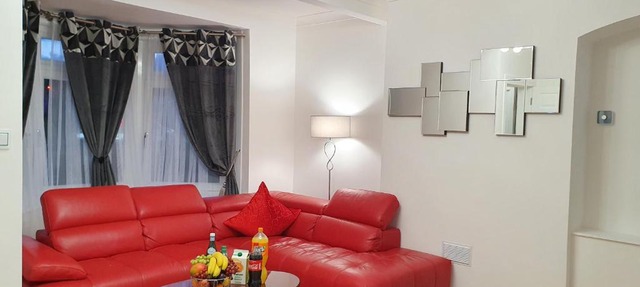 Glasgow Comfortable and Modern 3 Bedroom Mid Terraced Villa