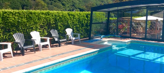 Going Going ! 4 Min walk to Beach, Pubs, Restaurants, Shops, Heated Pool, Hottub, Games room, 1 acre Garden, BBQ's, Private Parking, WIFI, Basesets acre, Other dates also !
