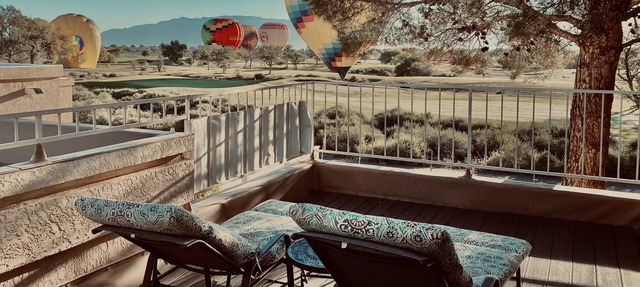Golf Course, Mnt Views, Balloons, King Bed, Veranda, Yard, 3 BD, WIFI, BBQ, WD