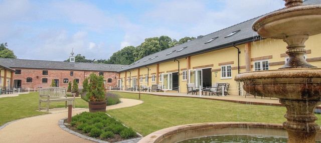 GOODWOOD COTTAGE, pet friendly, with a garden in West Felton