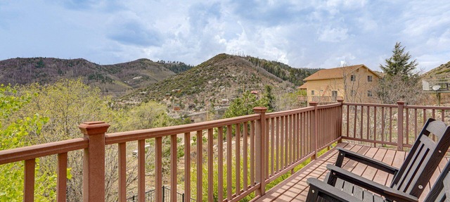 Gorgeous 4-bedroom cabin in enjoyable Summerhaven getaway +game room
