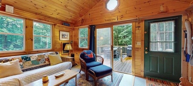 Gorgeous cabin with Pack 'n Play, private dock, lovely deck, firepit, wood stove