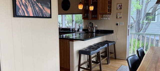 Gorgeous Downtown 3 Bed 2 bath Home & Sauna Walking distance downtown Anchorage