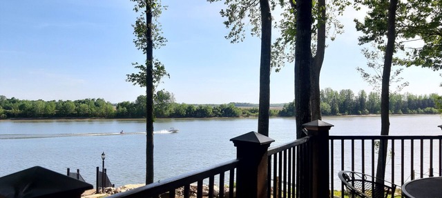 Gorgeous River Cabin King Beds Hot Tub Kayaks Fire Pit.