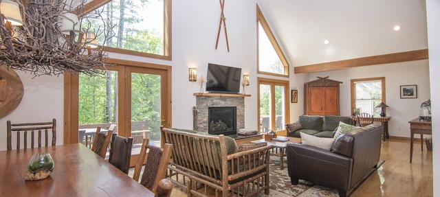 Grand Getaway in Historic Lake Placid! Walk to shops, breweries, etc.