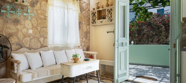 Grape Vine Apartment with Balcony, Wi-Fi and Air Conditioning