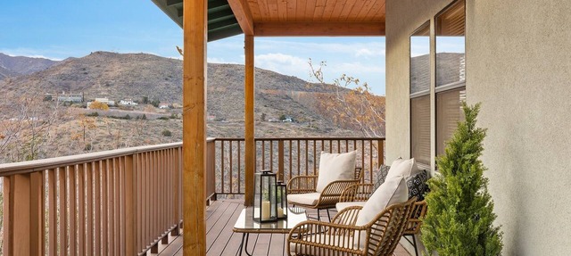 Great Hillside Views, Full Kitchen, Near Shopping & Dining