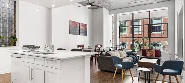 Great Location Large Unit Deck + Parking Available