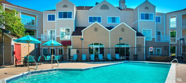 Great Relaxing Overnight Stay! Free Parking, Pets Allowed, Onsite Swimming Pool