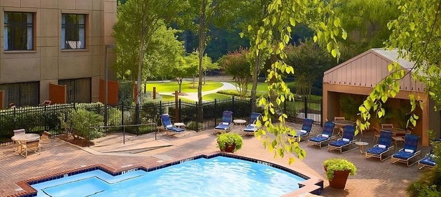 Great Relaxing Overnight Stay! Spacious unit located in the heart of Duluth