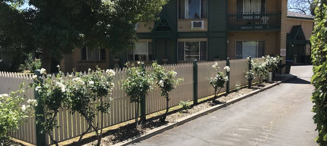 GREAT/SPACIOUS TWO BEDROOM GROUND FLOOR UNIT ONLY 5 MINUTES FROM THE CITY!