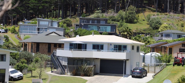 Great views, great family bach, super close to the beach and a spa pool!