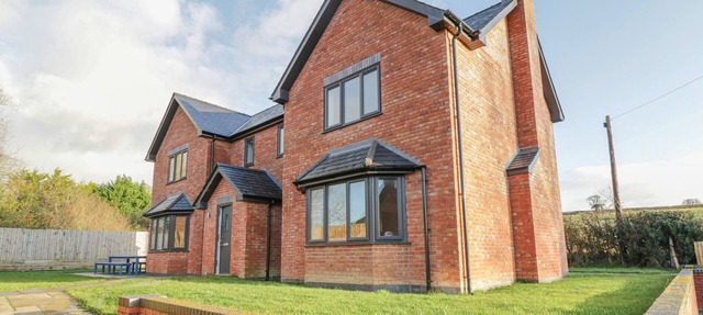 GREENFIELDS COTTAGE, pet friendly, with a garden in Montgomery