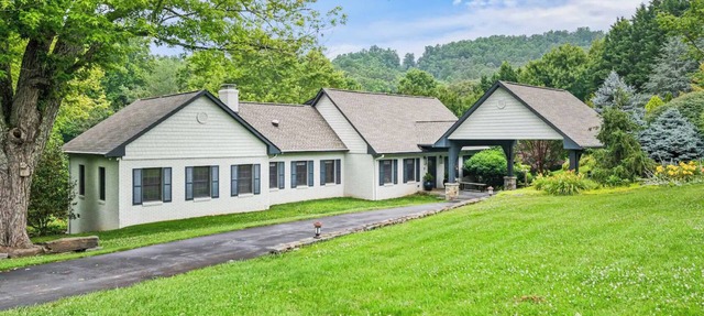 Group Estate with Pool & Hot Tub