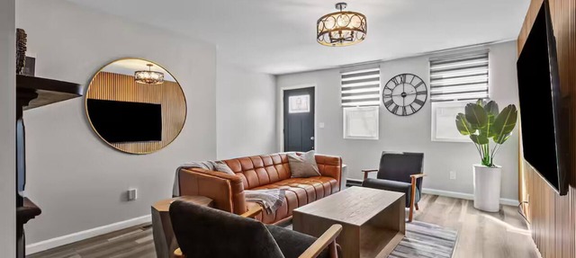 Group-Friendly 4 Bedroom/5 Bathroom Pets OK Close to Stadium 2 Car Pvt Parking