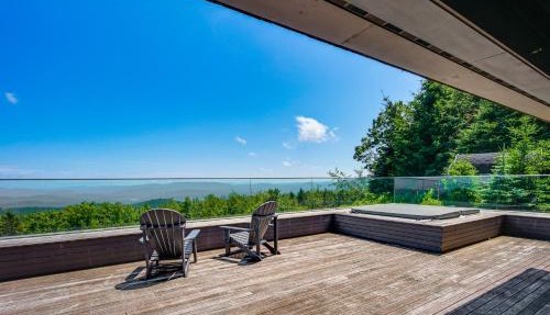 Group-Friendly Newbury Stunner: Home Gym, Hot Tub!