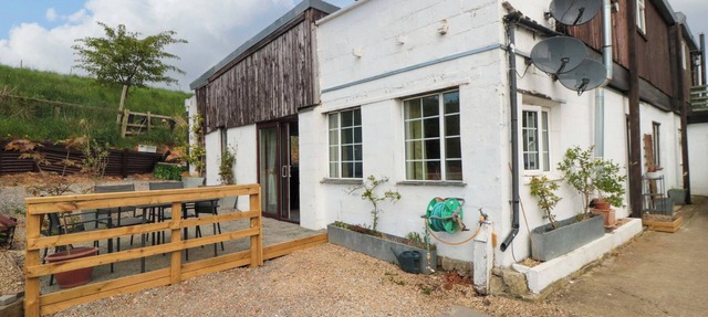 GROVE STABLES HOUSE, pet friendly, with a garden in Yarm