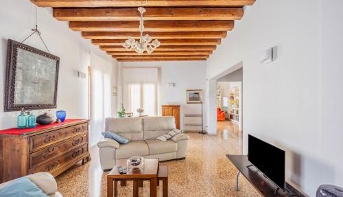 GuestHost - Beautiful Villa With Garden and Private Parking!