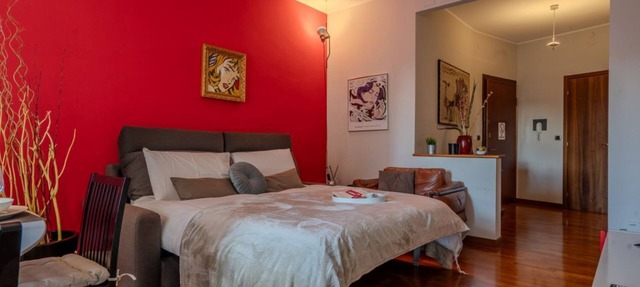 GuestHost - Between Lambrate and Città Studi, Pop Art is a modern and unique two-room apartment, renovated and stylishly furnished for your stay in Milan. Bright and spacious, it features a beautiful kitchen, a double bedroom, a living room with books,