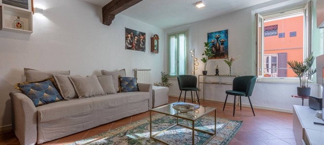 GuestHost - Charming 53 sqm apartment, ideal for groups of up to 5 guests, located on the first floor of a historic building without an elevator.Set in the heart of the historic centre, the accommodation is located on one of Ferrara’s most charming med