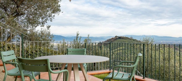 GuestHost - Charming apartment of about 45 square meters, perfect for 2 people, located on the ground floor of a building (presence of a step in the entrance door).The property is located a few steps from the Rocca di Carmignano, immersed in the splendid