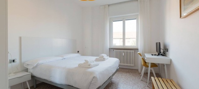 GuestHost - Comfortable 100sqm flat located on the fourth floor (with lift), equipped with kitchen, living area, two bathrooms and two bedrooms that can accommodate up to 4 people. A short walk from Lambrate and Udine stations, it is conveniently located