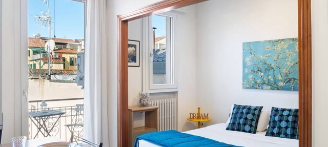 GuestHost - Comfortable studio perfect for 2 people is located just a few meters from Prato Della Valle and the Basilica of Sant’Antonio. Through the pedestrian street you can reach all the wonders of the city center. The area is full of shops, bars an