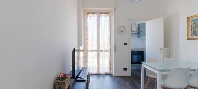 GuestHost - Comfy White Apartment