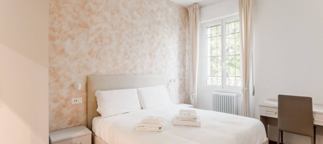 GuestHost - Modern 18 sqm room just 6 minutes walk from Sant'Antonio Hospital, able to accommodate up to 2 people. The accommodation is located on the ground floor (raised) of a building without a lift (NOT suitable for disabled people). Please note that