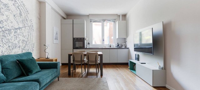GuestHost - Modern and welcoming 80m2 apartment, ideal for 4 people, located on the mezzanine floor of a building (NO lift) in the Bullona area. The property is located in a strategic area, a few minutes walk from the “Gerusalemme” and “Domodossola