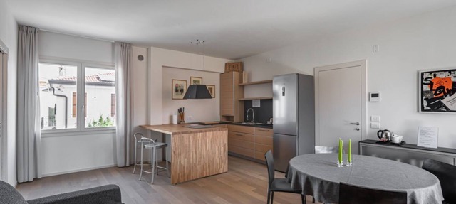 GuestHost - Outbuilding used as an apartment located on the first floor.There are 20 steps to access it.In 60 square meters of space it accommodates 4 people, with a double bedroom and a double sofa bed in the living room.There is an external large balco