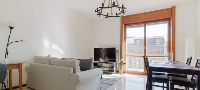 GuestHost - Spacious 100m2 flat, ideal for up to 6 people, located on the fourth floor of a building with lift.The apartment is located in the Zara district, a key & well-connected area that connects the residential and commercial area of ​Viale Zar