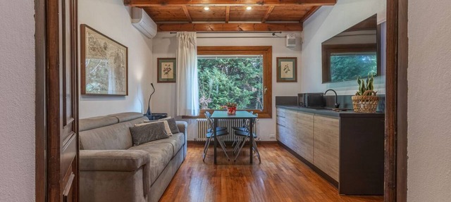 GuestHost - Stunning ground floor apartment in a modern villa, perfect for up to 5 people.Immersed in a charming garden with pine forest and swimming pool, the accommodation is located in a quiet residential area equipped with all services, a short dista