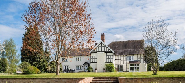 HALL O'COOLE, character holiday cottage, with pool in Wrenbury