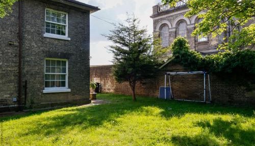 Hampton Court Cottage