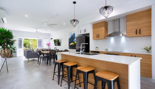 Hamptons Spa Villa - Edge Hill Cairns sleeps 9 Pet Friendly