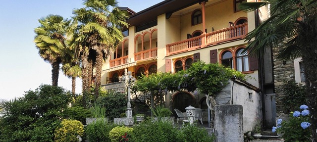 Handsome villa with magnificent garden and large pool