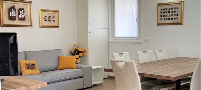 HAPPY DAYS large ground floor apartment with garden and parking.