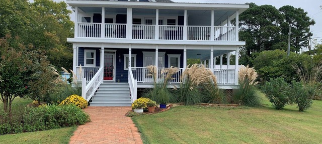 Harbor Master-Waterfront 3 bedroom home with endless pool pickleball fenced yard