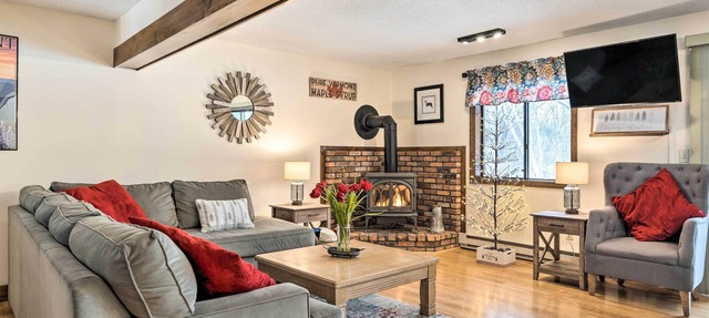 Hartford Escape w/Fire Pit ~ 3 Mi to Ski & Golf!