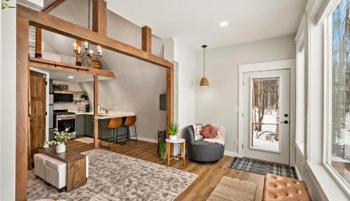 Hatcher Pass Lakeside Hideaway with Hot Tub!