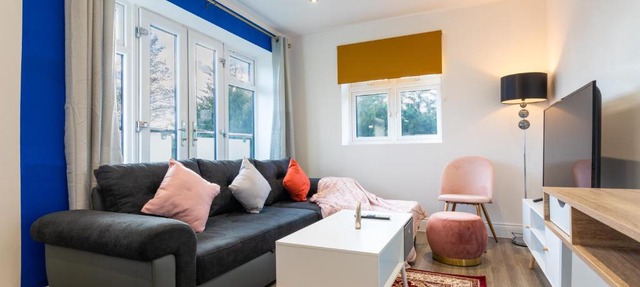 Hatfield Haven - Modern 2-Bed Retreat near Uni, Business Park & City Center, FREE Parking, Big savings on Longer Stays