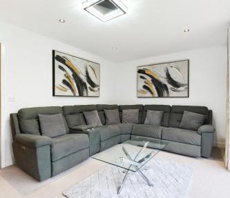 Haven - Spacious Luxury Home perfect for families, couples and contractors! 5mins to Xscape and Junction 32!