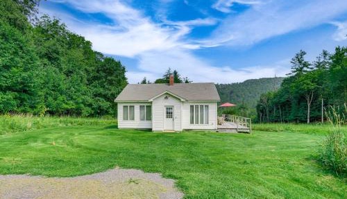 Hawley Home w/Deck: 4 Mi to Berkshire East Resort